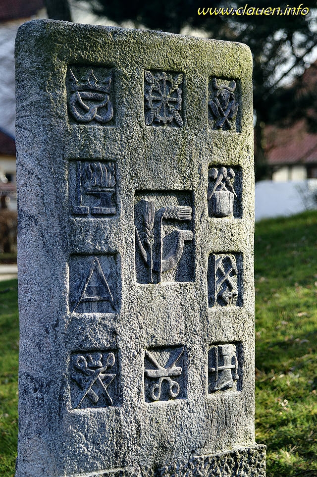 850 Jahre Clauen - Gedenksteine auf dem Kirchhgel   (aufgenommen am 06.04.2008)