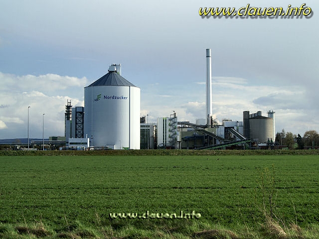 Die Clauener Zuckerfabrik von Clauen aus betrachtet   (aufgenommen am 06.04.2008)